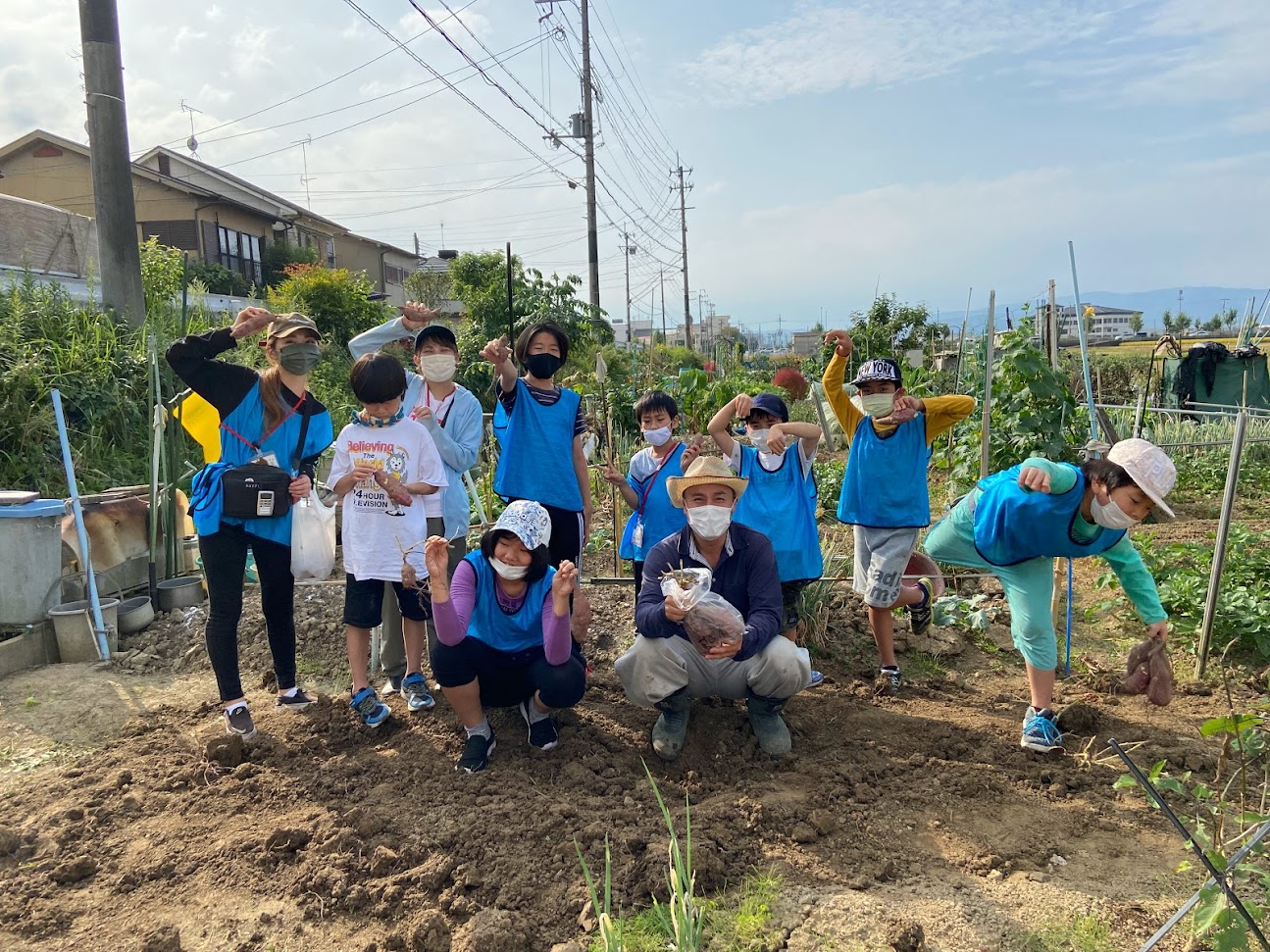 収穫祭 陽だまりファームで芋掘り体験 陽だまりハウスのスタッフブログ 京都府宇治市で注文住宅 リフォームを行う工務店